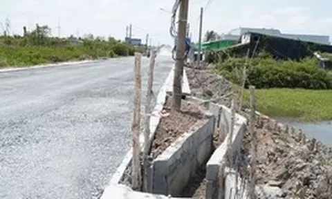 Độc lạ Cà Mau: 1,8km đường có 36 đoạn rãnh nước uốn cong để tránh cột điện