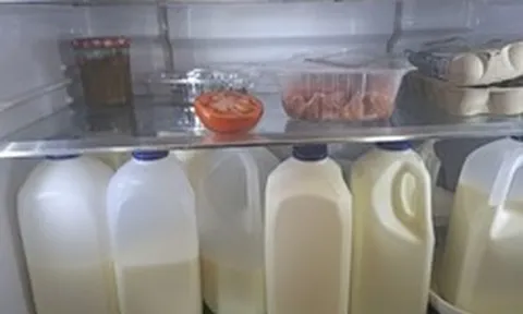 2 vợ chồng cùng mắc ung thư gan, bác sĩ phát hiện "thủ phạm" ngay trong tủ lạnh: "Đừng bao giờ uống sữa theo kiểu này"