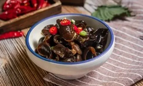 Chỉ ngâm mộc nhĩ trong nước, coi chừng bạn đang ăn phải trứng côn trùng