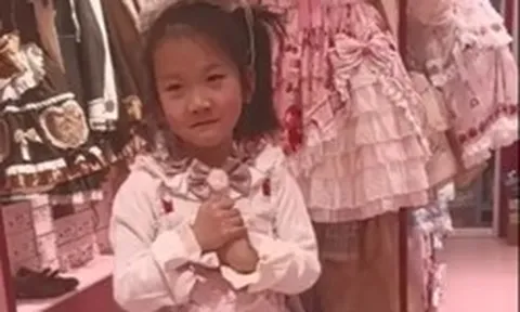 Bức ảnh bé gái trong cửa hàng quần áo "tố cáo" sự bất lực của nhiều cha mẹ!