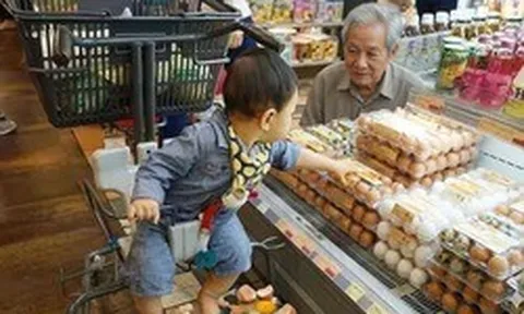 Cháu làm vỡ hết trứng trong siêu thị, ông nội có cách xử lý lay động lòng người