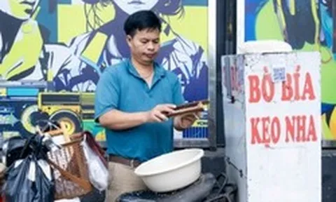 Clip: Đi tìm anh bán bò bía bí ẩn nhất Việt Nam, tiết lộ lý do mắt "đảo như lạc rang" khi bán hàng