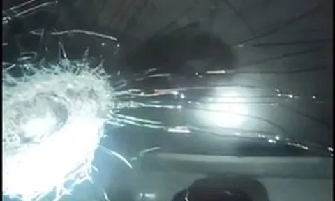 Nhiều ô tô vỡ kính khi chạy trên cao tốc qua Quảng Trị, nghi bị ném đá