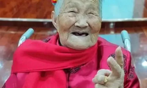 Cụ bài 102 tuổi vẫn tự may tất vá giày, tiết lộ bí quyết sống thọ: Loại nước bà uống mỗi ngày khiến nhiều người bất ngờ