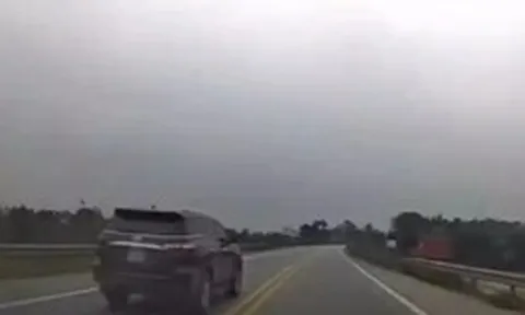 Phạt tài xế xe biển xanh vượt ẩu trên cao tốc Nội Bài - Lào Cai