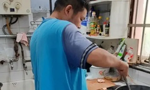 Tốt nghiệp cao đẳng, 6 năm làm shipper vẫn trắng tay: Người đàn ông bị mẹ đuổi khỏi nhà