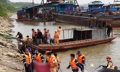 Lật tàu hút cát trên sông Hồng, 1 người chết, 1 người mất tích