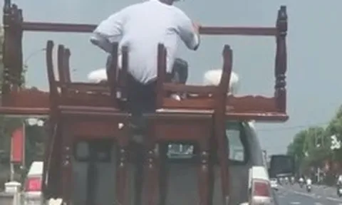 Công an TP Huế thông tin vụ "xe bán tải biển xanh chở người "đánh đu" phía sau thùng"