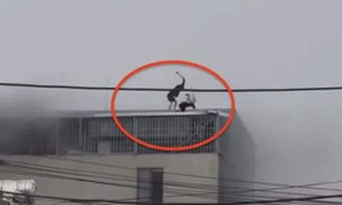 Hai người hùng phá mái nhà 7 tầng, cứu nạn nhân mắc kẹt trong đám cháy