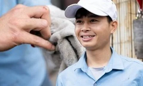 Danh tính người đàn ông phá mái tôn cứu người trong đám cháy rồi âm thầm rời đi: “Ông trời có mắt hết. Mình giúp được gì thì giúp thôi”