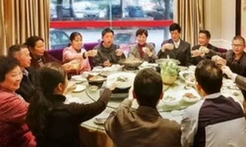 Dự đám cưới bạn cũ sau 20 năm ra trường nhưng đến nơi không ai nhận ra: Điều nghe được còn khiến tôi chạnh lòng hơn