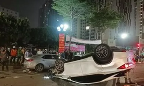 Hà Nội: Ô tô Lexus gây tai nạn liên hoàn trên phố Trung Kính rồi lật ngửa