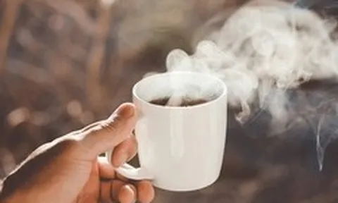 Hội đồng 23 chuyên gia cảnh báo: Loại nước thường thấy, rẻ hơn cả cốc trà đá, hóa ra gây ung thư nguy hiểm không kém rượu bia