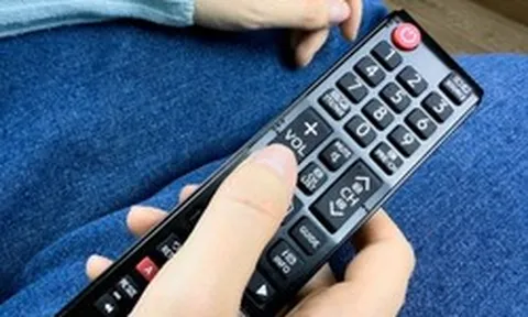 Ai giải thích được lý do điều khiển TV bấm không nhận mà cứ "đập vài cái" lại dùng như bình thường không?