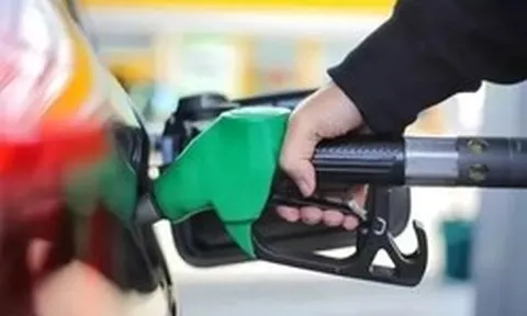 Giá xăng RON 95 giảm hơn 5.600 đồng/lít