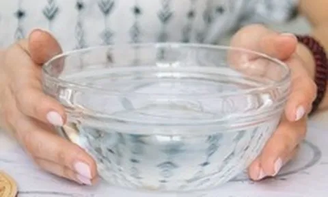 Vì sao nên đặt bát nước quanh phòng khi đi du lịch?