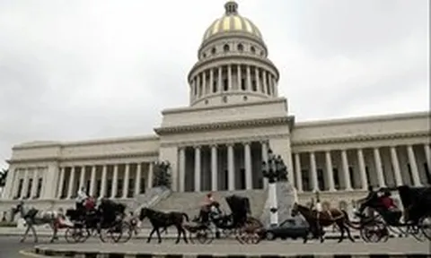 Cạn sạch xăng, đường phố Cuba xuất hiện cảnh như 'xuyên không': Người dân phải dùng thứ tưởng đã lỗi thời