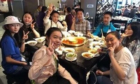 Đi họp lớp, người lương 100 triệu đồng/tháng được xếp ngồi riêng, tôi ngồi với nhóm còn lại: Về nhà, nhận được tin nhắn lập tức rời nhóm lớp