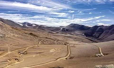 Khoan thẳng đứng xuống lòng đất, phát hiện 80 triệu ounce vàng bạc và 12 triệu tấn đồng