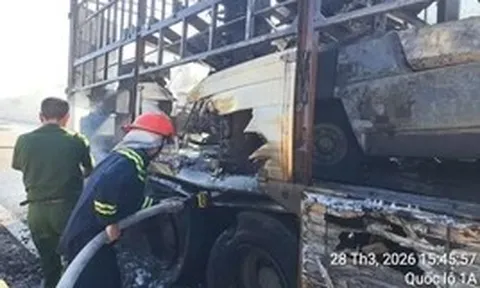 Xe tải cháy trơ khung trên cao tốc Cam Lâm – Vĩnh Hảo