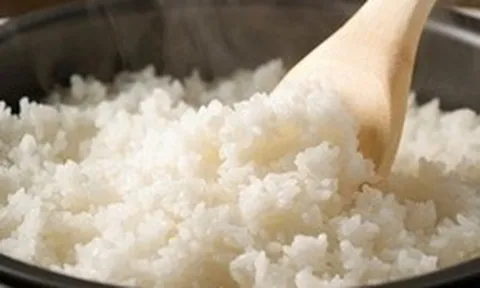 1 mẹo nhỏ giúp cơm nguội mềm xốp như mới nấu, chỉ với một viên đá
