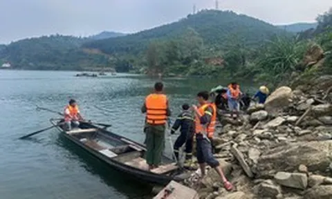 Hiện trường trắng đêm tìm kiếm đôi vợ chồng mất tích giữa lòng hồ thủy điện: Con trai may mắn sống sót