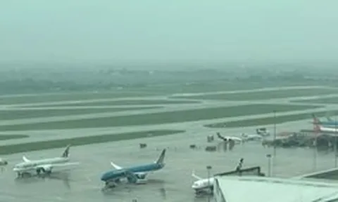 Mưa dông làm gián đoạn hoạt động nhiều sân bay miền Bắc