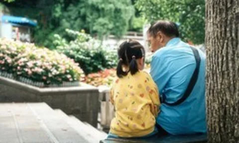 Sau tuổi 50, tôi nghỉ làm trông cháu 13 năm và trả giá bằng chính tuổi già của mình