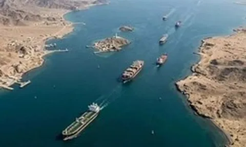 Số lượng tàu thuyền đi qua eo biển Hormuz đang tăng lên