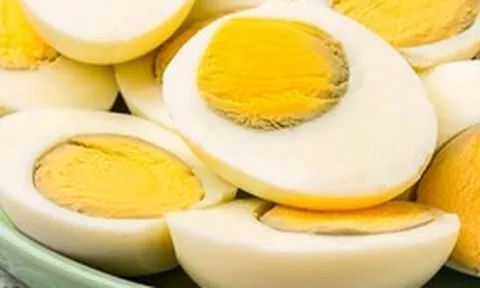 Trứng luộc có vòng màu xanh quanh lòng đỏ có an toàn để ăn không?