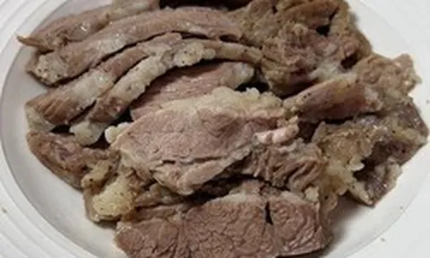 Sau 30 năm ăn thịt, tôi phát hiện ra luộc thịt kiểu này là ngon nhất: Thịt không tanh hay khô, ít mỡ lại tốt sức khỏe