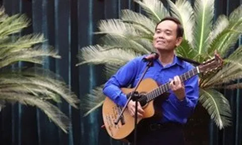 Clip Bí thư Thành ủy TPHCM ôm đàn, hát khi gặp gỡ thanh niên
