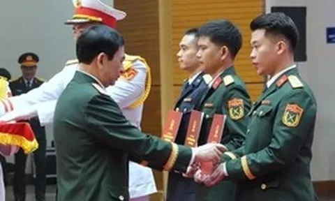 Đại tướng Phan Văn Giang trao phần thưởng đặc biệt cho 5 gương mặt trẻ tiêu biểu