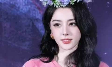 Mỹ nam bị coi là miếng kẹo cao su dính dưới đế giày của Địch Lệ Nhiệt Ba