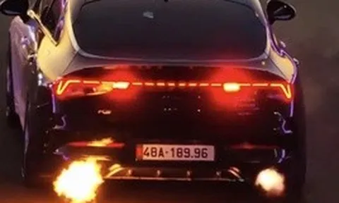 Vụ xe con phun lửa khi đang chạy trên đường gây xôn xao dư luận: Tài xế vi phạm 5 hành vi