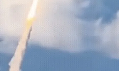 Ngoài cửa sổ máy bay là lịch sử: Hành khách vô tình bắt gặp cảnh tên lửa đưa con người lên Mặt trăng sau 54 năm