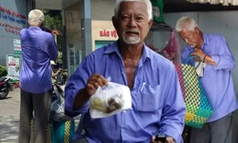 Một ngày theo chân người đàn ông bán vé số vẫn đi phát cơm cho bệnh nhân nghèo: “Thấy mình, cô bác mừng lắm…”