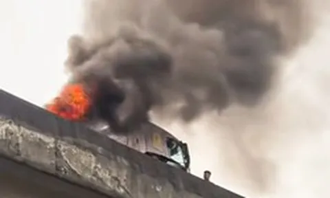 Xe đầu kéo bốc cháy ở Vành đai 3 trên cao, khói đen cuồn cuộn