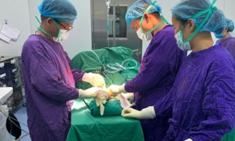 Chàng trai 19 tuổi gãy xương cánh tay phải nhập viện cấp cứu, bác sĩ chỉ ra sai lầm chí mạng