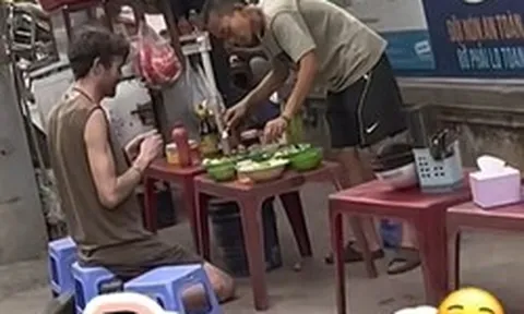 Khách Tây vừa quỳ vừa ăn ở quán vỉa hè TP.HCM: "Chắc cô bán bún cũng ngỡ ngàng với ảnh"