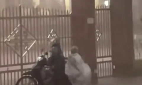 Đoạn video chiếc áo mưa rơi giữa giông bão khiến cư dân mạng Việt Nam xuýt xoa: Cả tuổi thơ chỉ mong có cảm giác này!