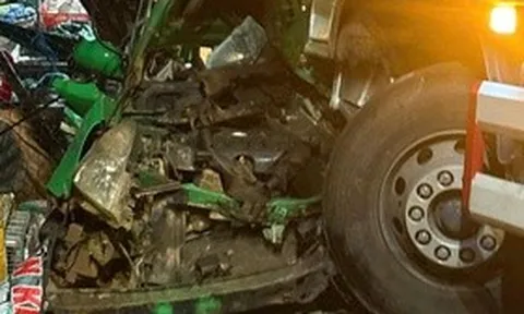 Va chạm kinh hoàng với xe tải, taxi bị vò nát, tài xế tử vong thương tâm