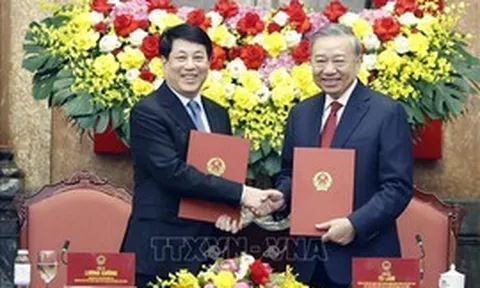 Bàn giao công tác giữa Tổng Bí thư, Chủ tịch nước Tô Lâm và nguyên Chủ tịch nước Lương Cường