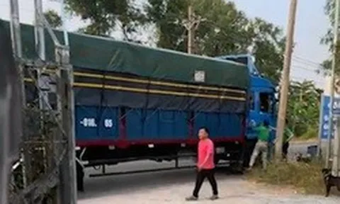 Bị "nhắc" nợ 4 triệu tiền sửa xe trên Facebook, hàng xóm lái ô tô tải chặn ngang cửa gara thị uy