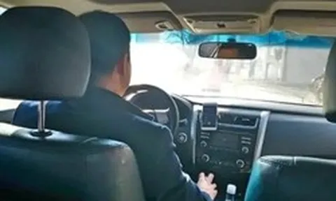 Phát hiện khách ôm túi đựng hơn 300 triệu đồng tiền mặt, tài xế nhận cuộc gọi lạ liền quay đầu đưa thẳng đến đồn công an