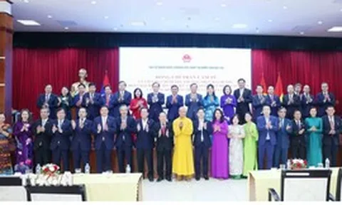 Thường trực Ban Bí thư Trần Cẩm Tú gặp gỡ cộng đồng người Việt tại Lào