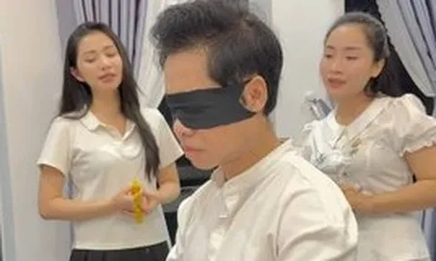 “Ông hoàng nhạc sến” bịt mắt đánh đàn cho 2 cô gái xinh đẹp hát