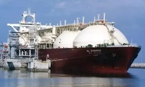 Tàu chở 27.000 tấn LNG cập cảng TP Hồ Chí Minh