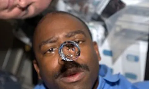 Trong môi trường không trọng lực, thức ăn do phi hành gia nuốt vào trôi xuống bụng như thế nào?