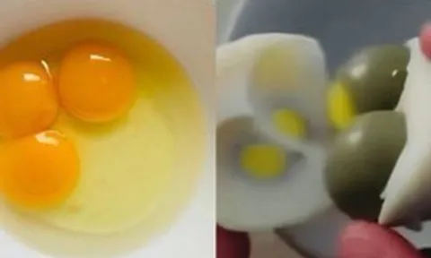 Người đàn ông đập trúng quả trứng 3 lòng đỏ hiếm nhất thế giới, xác suất khó hơn cả trúng Vietlott